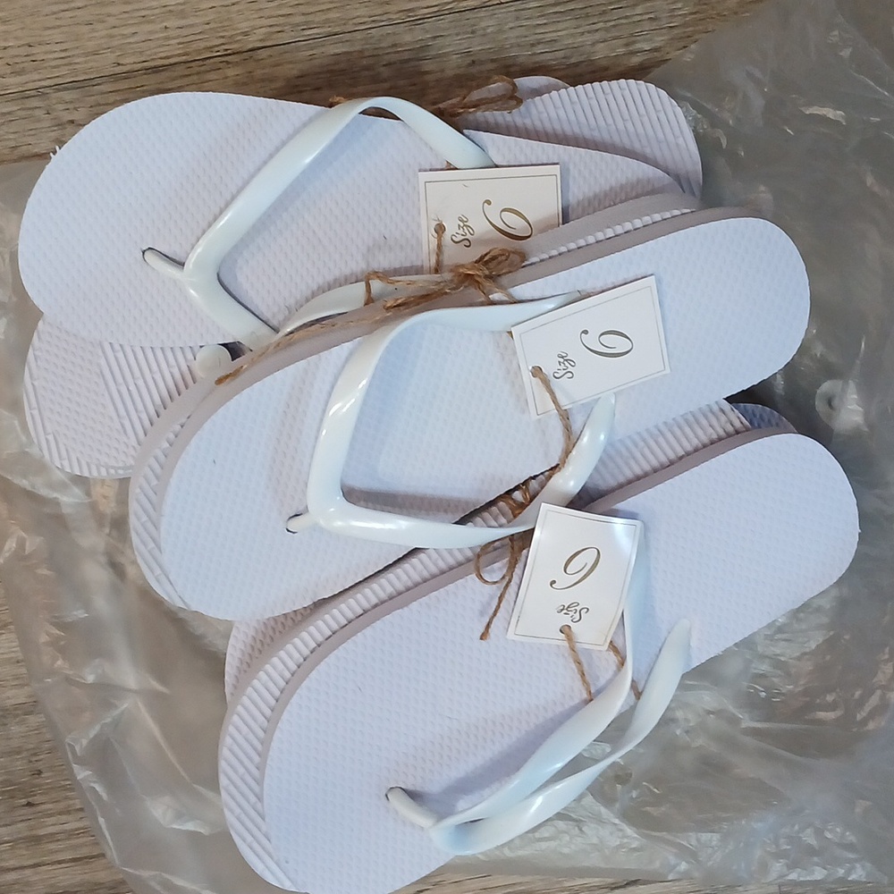 Bag of size six white flip flops